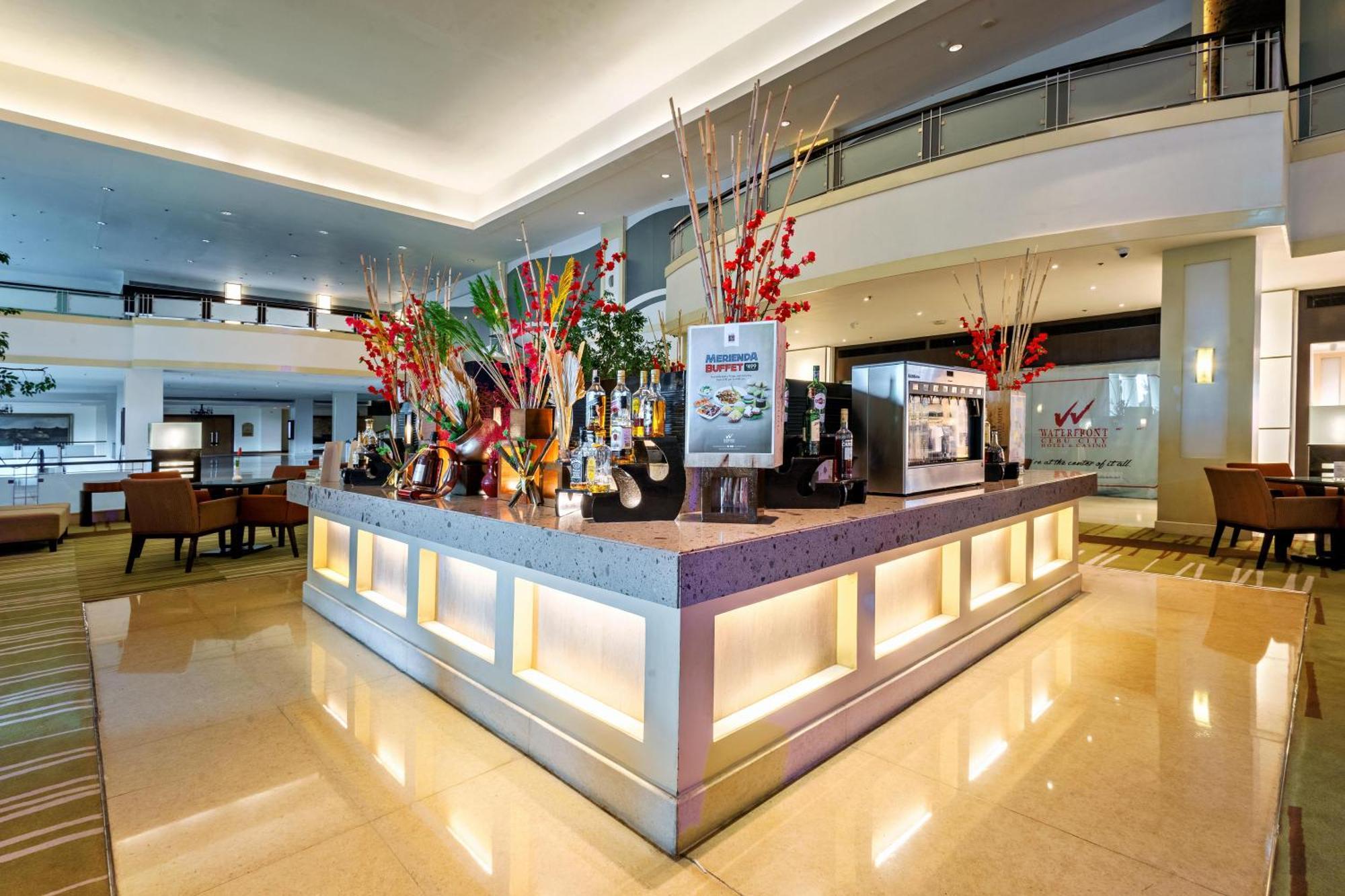Waterfront Cebu City Hotel & Casino Exterior photo