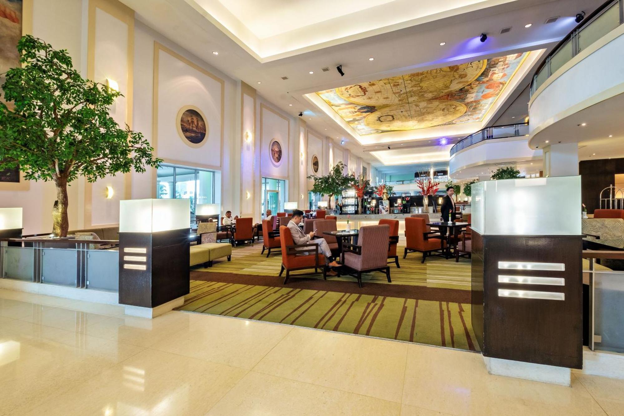 Waterfront Cebu City Hotel & Casino Exterior photo